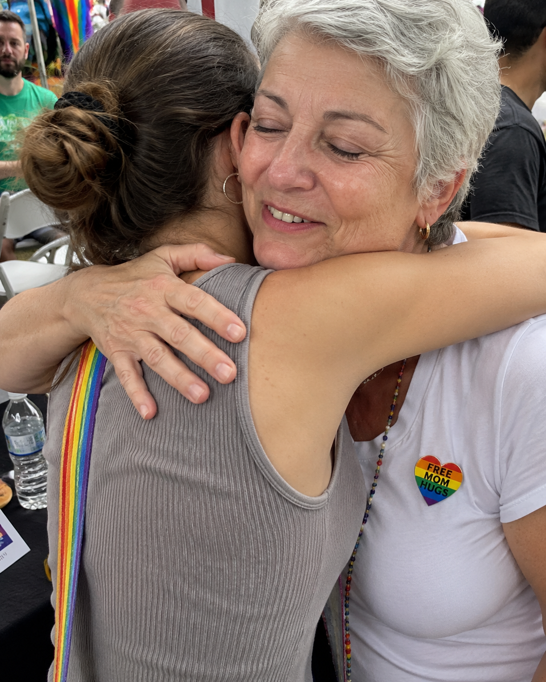 Free Mom Hugs Pin