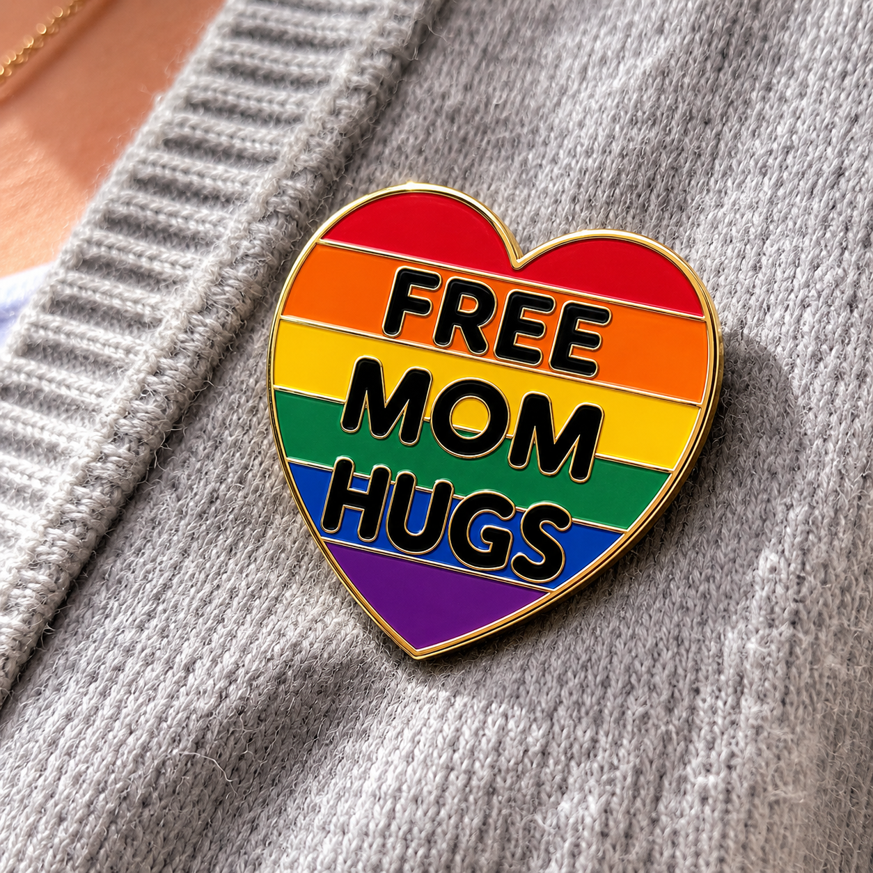 Free Mom Hugs Pin