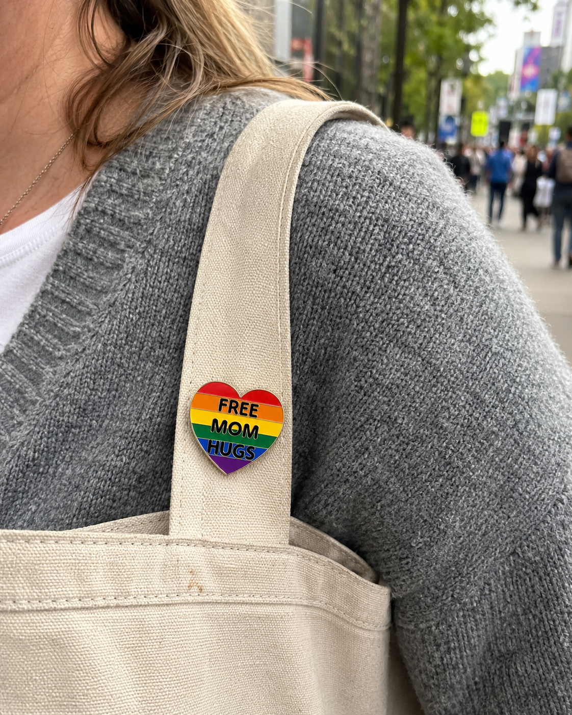 Free Mom Hugs Pin